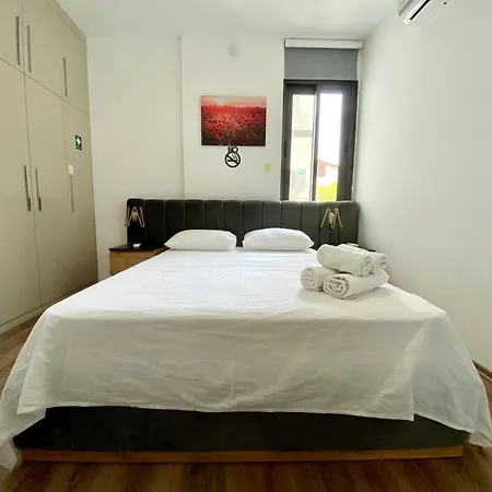דירה Luxurious Brand New In The Centre קיירניה